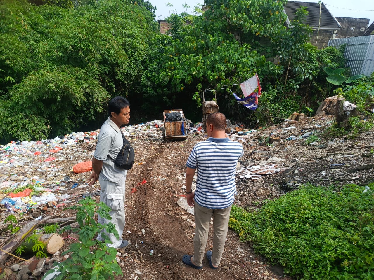 Lurah Sumbersari dan Tiga Pilar Sumbersari Tinjau Pembuangan Sampah Liar di Sungai Antirogo