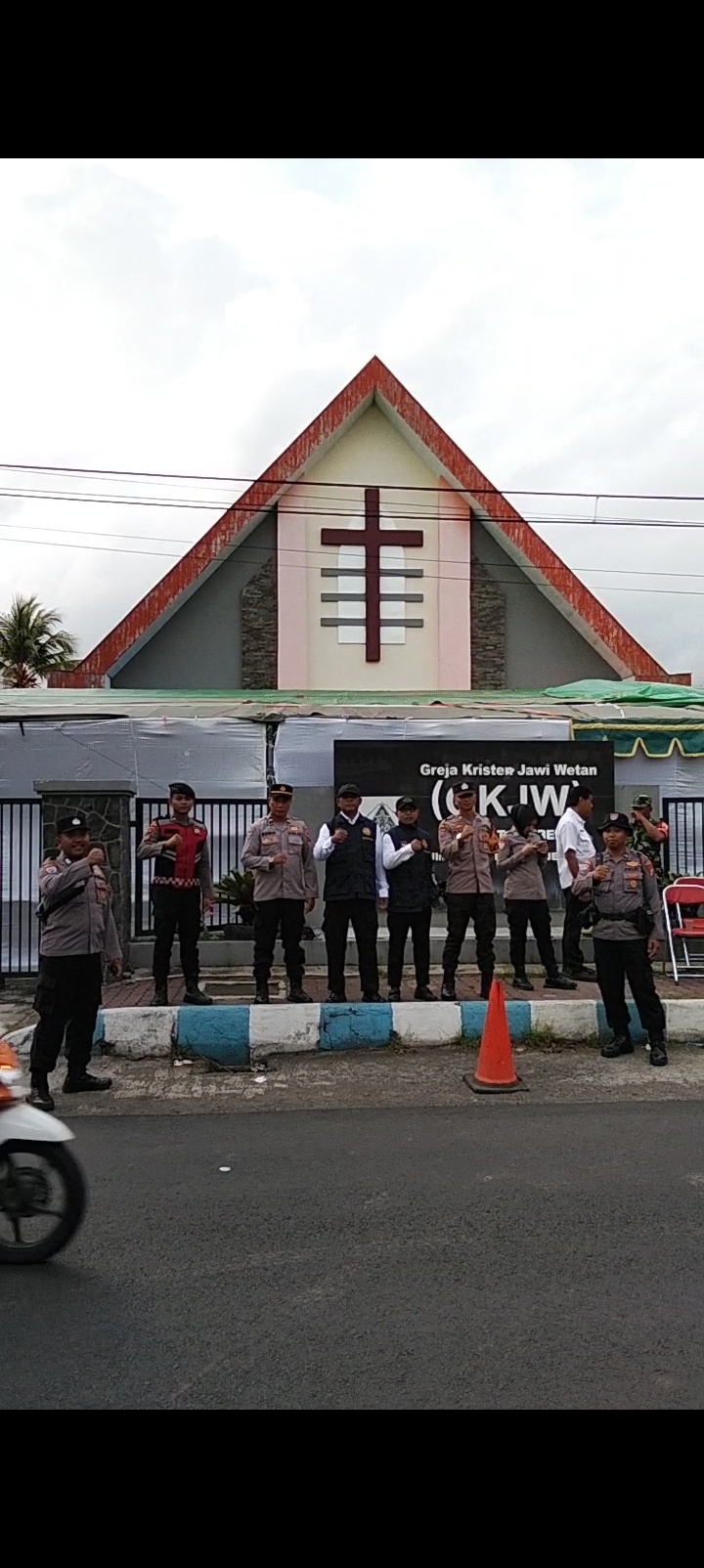 Tiga Pilar Sumbersari Amankan Misa Malam Natal di Dua Gereja