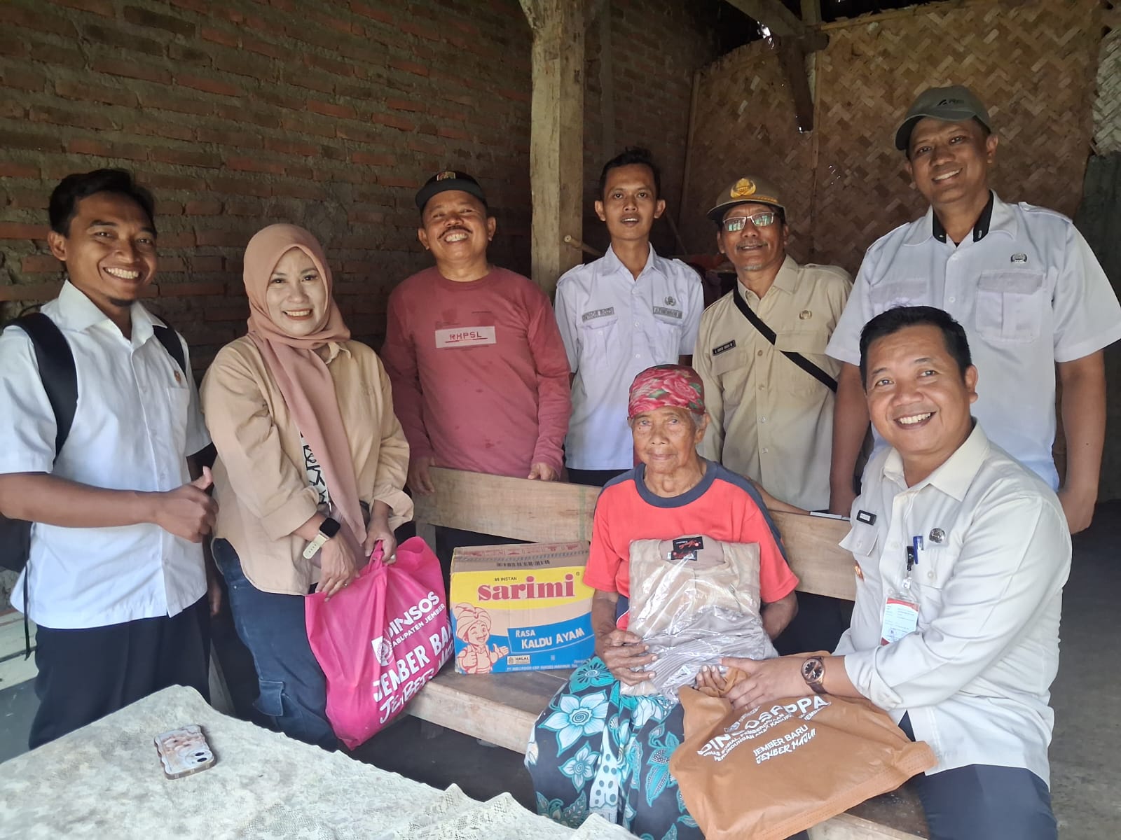 Gus Fawait Pastikan Warga Rentan Mendapat Perhatian, Bu Tija Terima Bantuan Sosial dari Pemkab Jember