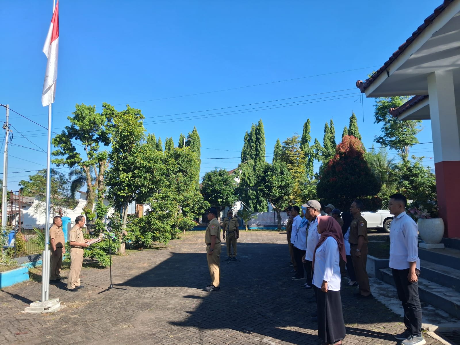 Sekcam Sukorambi Tekankan Implementasi Nilai BerAKHLAK pada Apel Pagi ASN