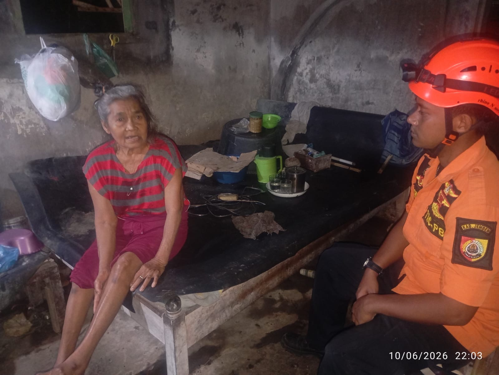 Kebakaran Dipicu Tungku, Rumah Lansia di Arjasa Jember Rusak dan BPBD Salurkan Bantuan Logistik