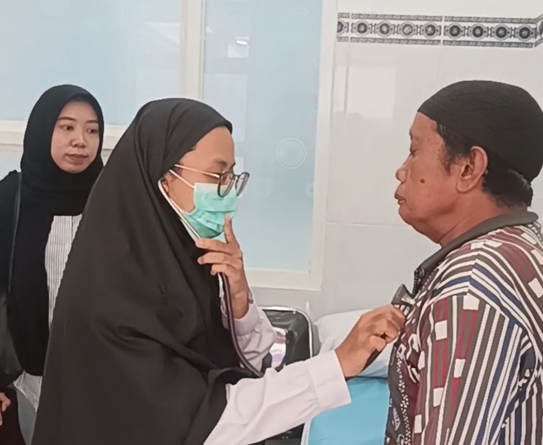 Tindak Lanjut Laporan Wadul Guse, Kelurahan Karangrejo Gerak Cepat Tangani Lansia Sesak Napas dan Fasilitasi UHC