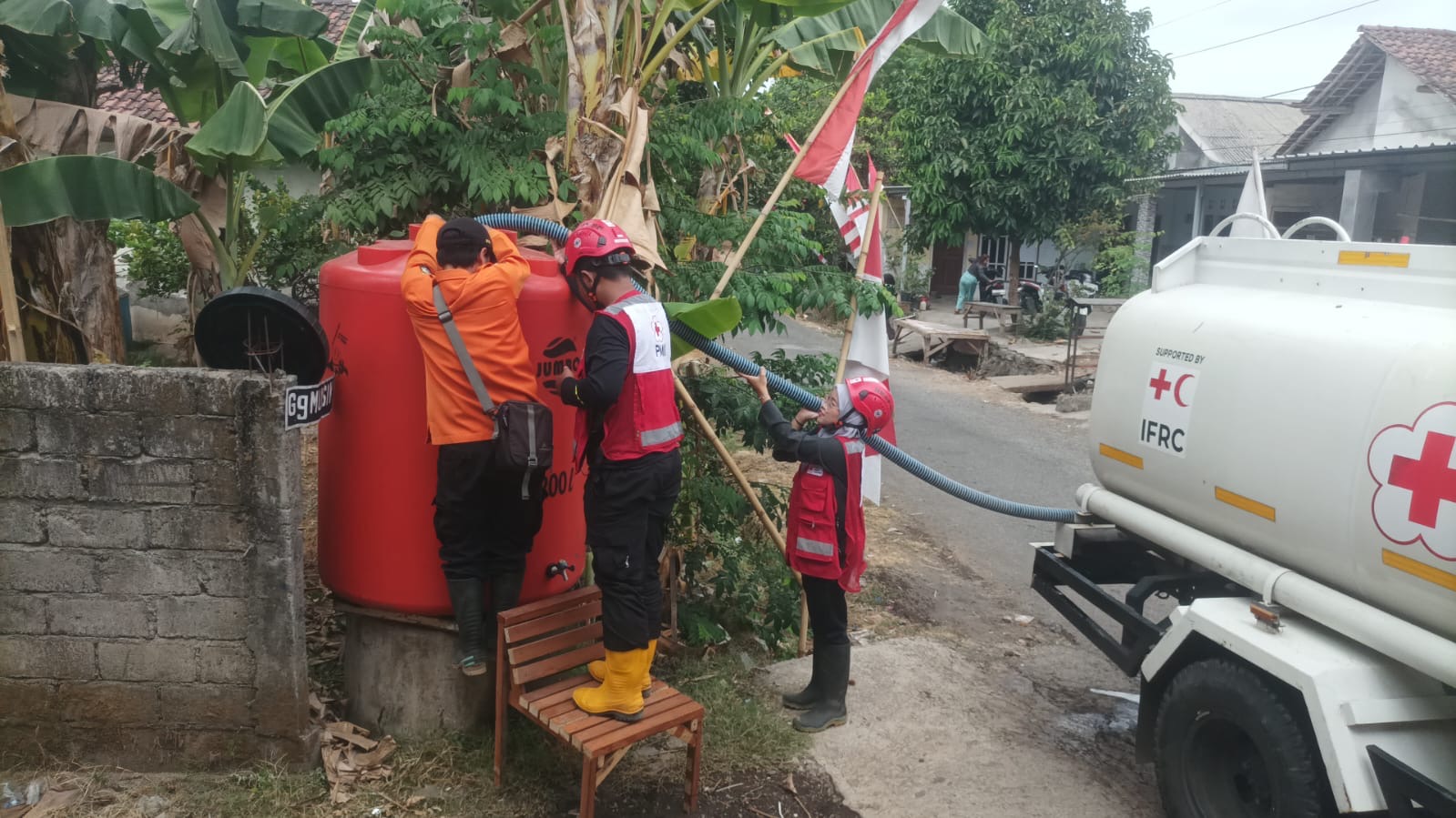 Akses Air Tak Merata, 60 KK di Patrang Jember Kembali Dapat Pasokan 5.000 Liter