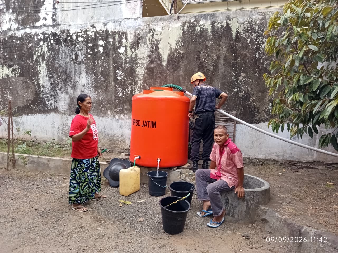     Miris! Sumur Warga Mengering, 90 KK di Jember Harus Jalan 1 Km Cari Air