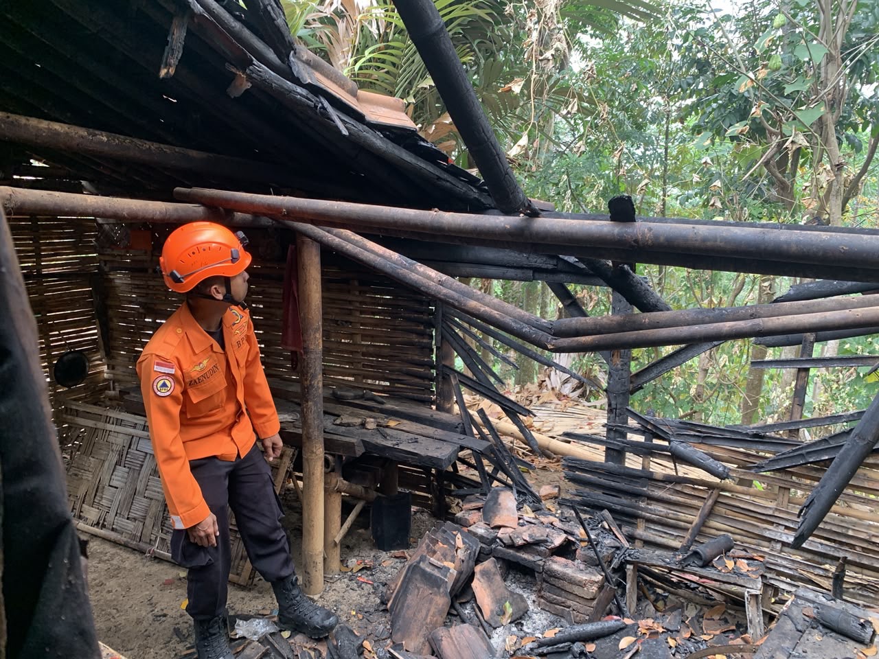 Ditinggal Sebentar, Api Tungku Membesar! Dapur Rumah Lansia di Jelbuk Jember Terbakar