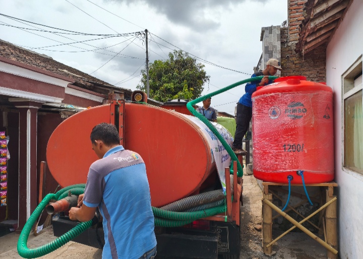 60 KK di Kranjingan Jember Kesulitan Air, BPBD Salurkan 5.000 Liter Air Bersih