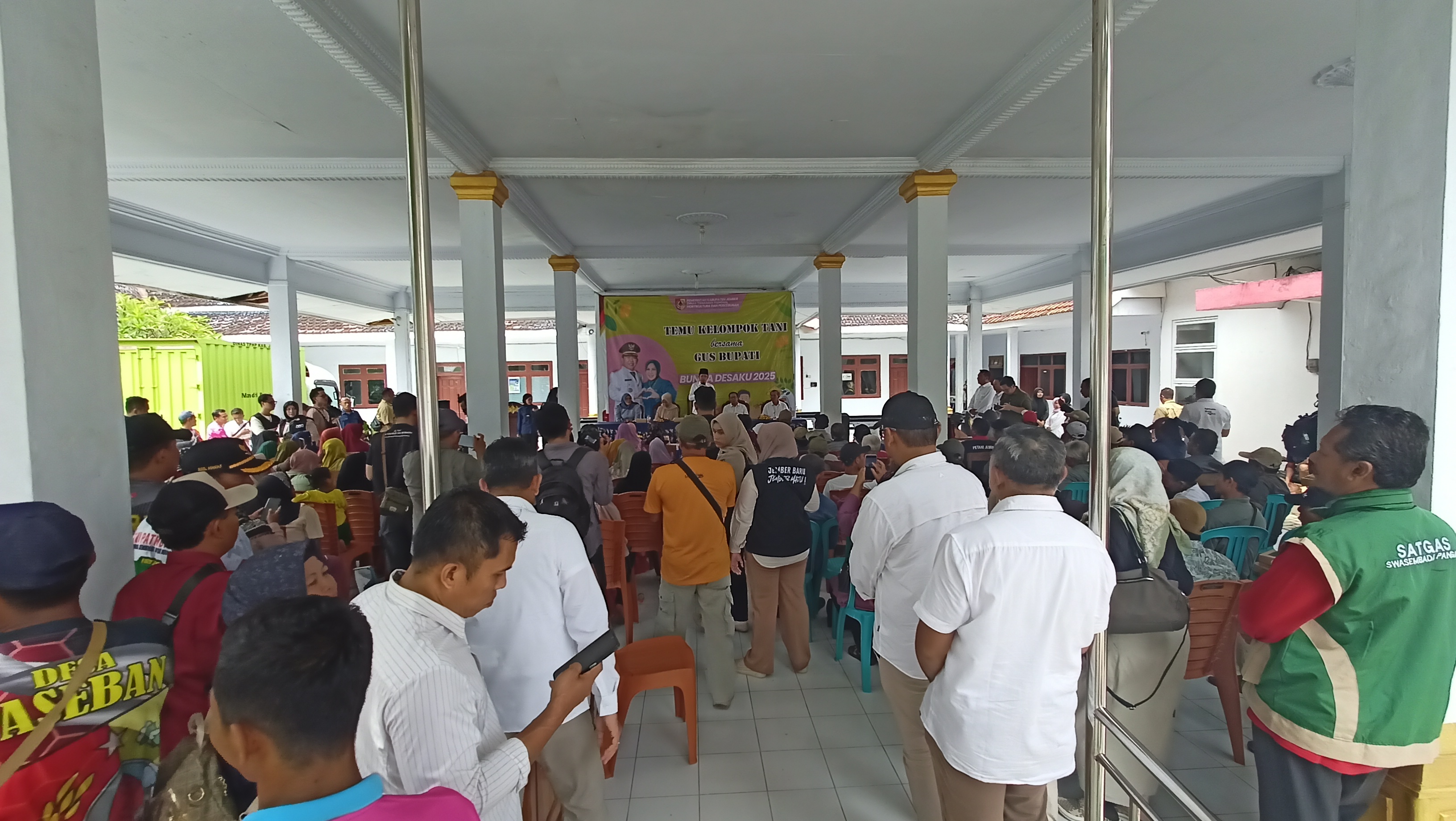 gus-bupati-temui-kelompok-tani-paseban-sampaikan-sejumlah-program-besar-untuk-petani-dan-nelayan-20251126