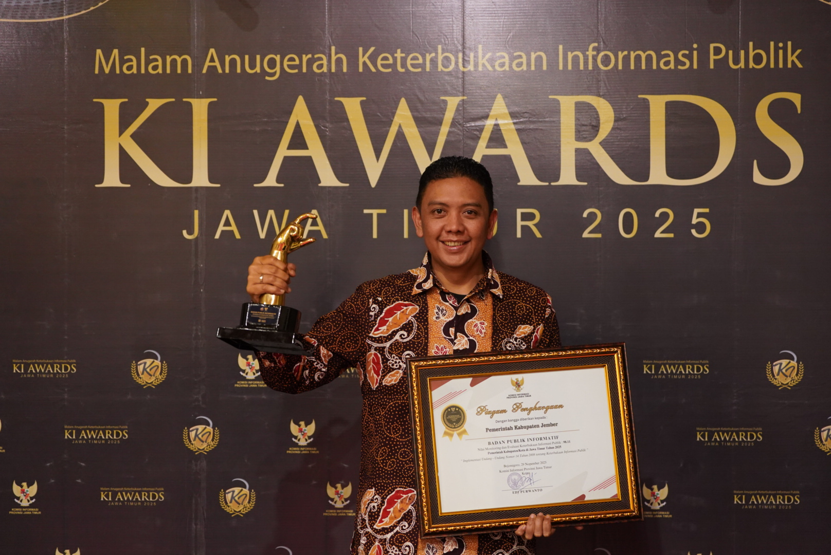 raih-skor-9811-jember-kembali-catatkan-prestasi-jadi-kabupaten-dengan-predikat-informatif-20251130