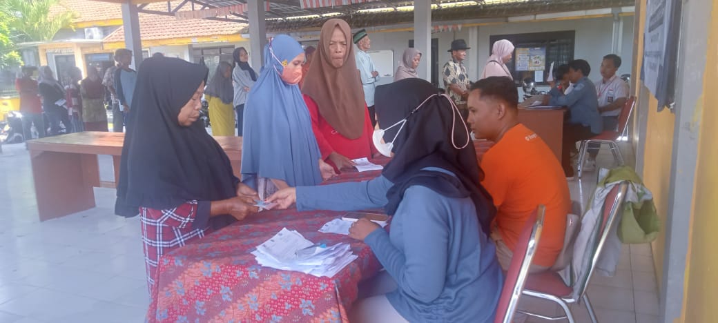 157-warga-kelurahan-karangrejo-cairkan-blt-dbhcht-2025-20251202