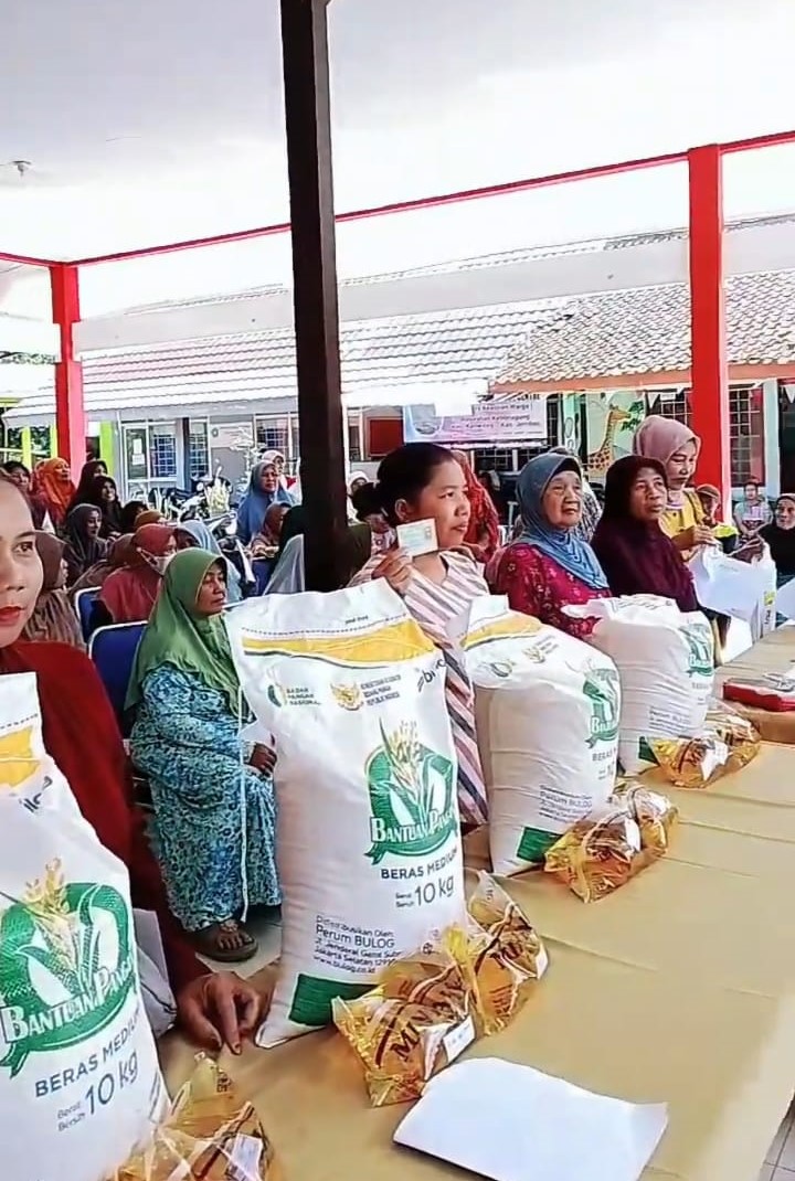 ratusan-warga-kebonagung-terima-bantuan-pangan-tahap-2-561-keluarga-dapat-dua-paket-sembako-20251203
