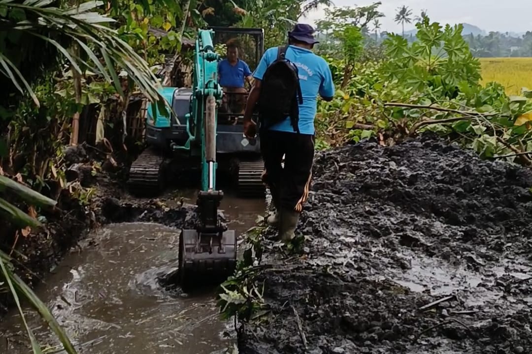 normalisasi-saluran-irigasi-di-kelurahan-baratan-pu-bmsda-jember-gunakan-excavator-20251203