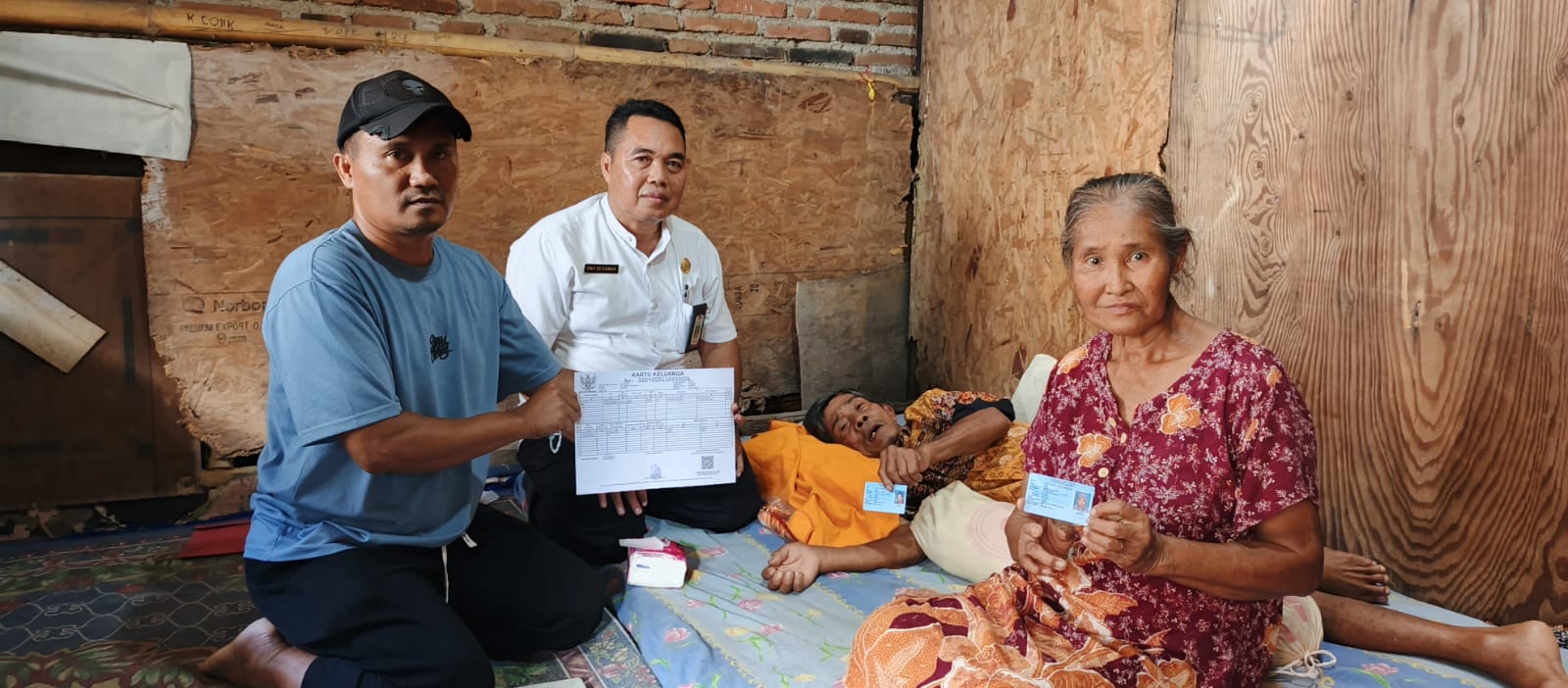 kelurahan-slawu-berikan-pelayanan-khusus-dan-prima-adminduk-untuk-warga-sakit-stroke-kk-dan-ktp-diserahkan-langsung-ke-rumah-20251203