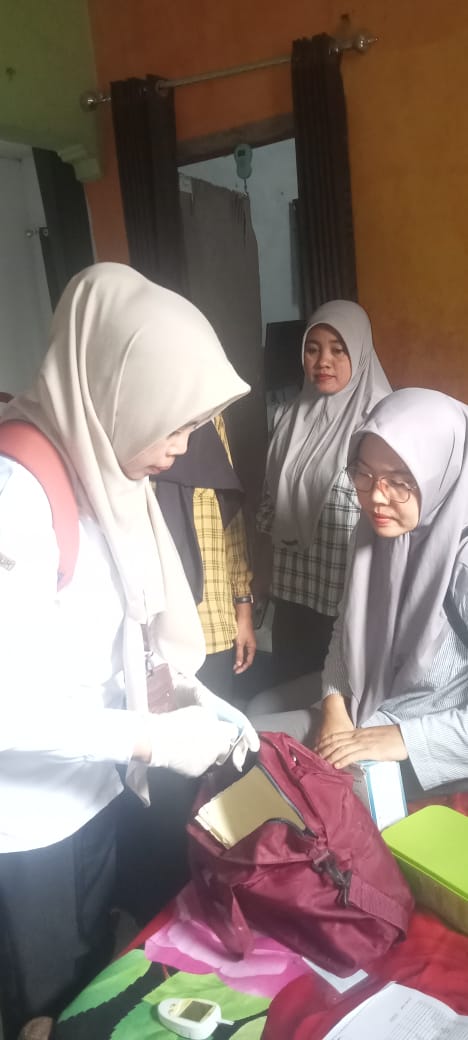 ponkesdes-kelurahan-karangrejo-lakukan-kunjungan-kepada-salah-satu-lansia-20251204