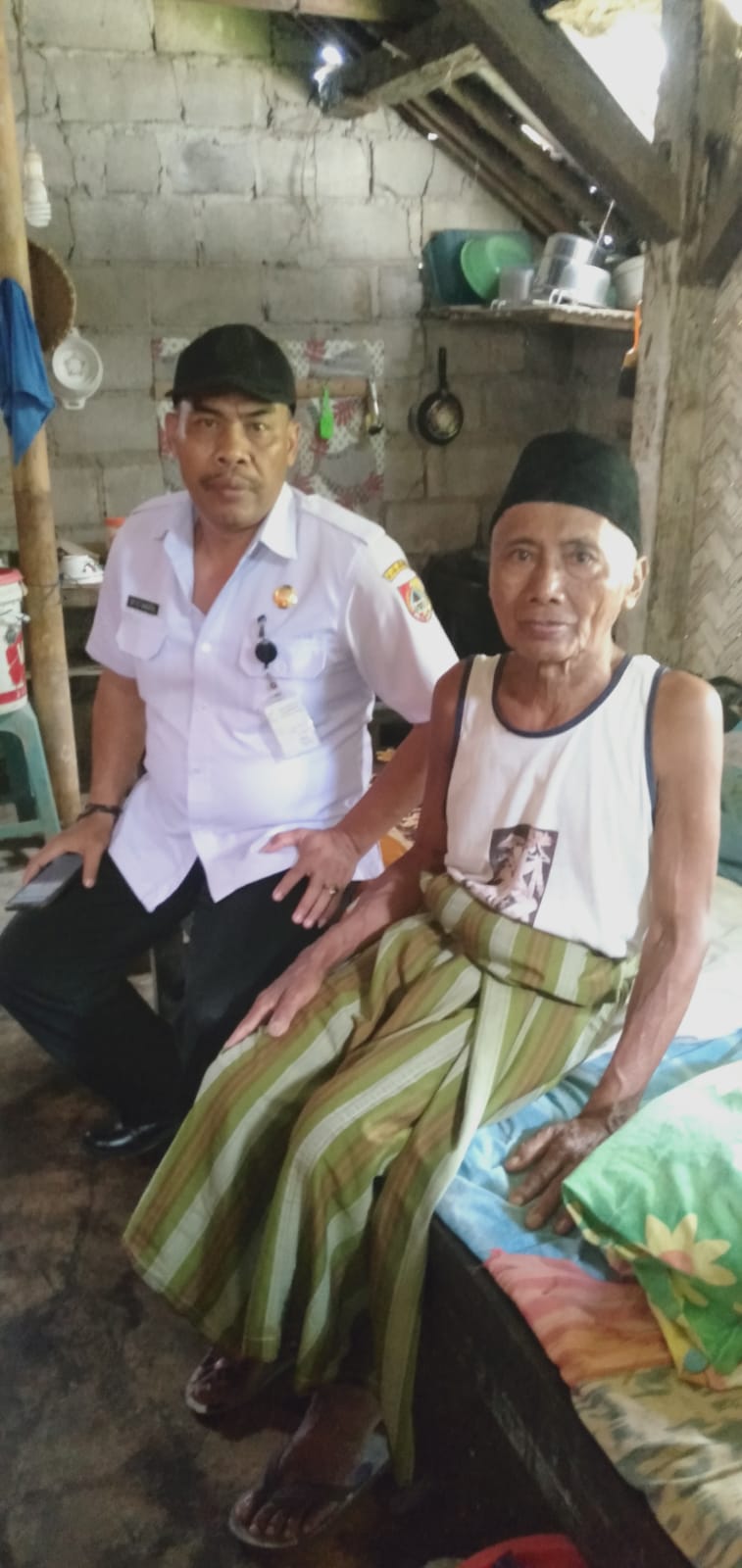 menyentuh-hati-kisah-pilu-mbah-slamet-sebatang-kara-kelurahan-gebang-bergerak-cepat-siap-usulkan-bantuan-bertubi-tubi-20251204