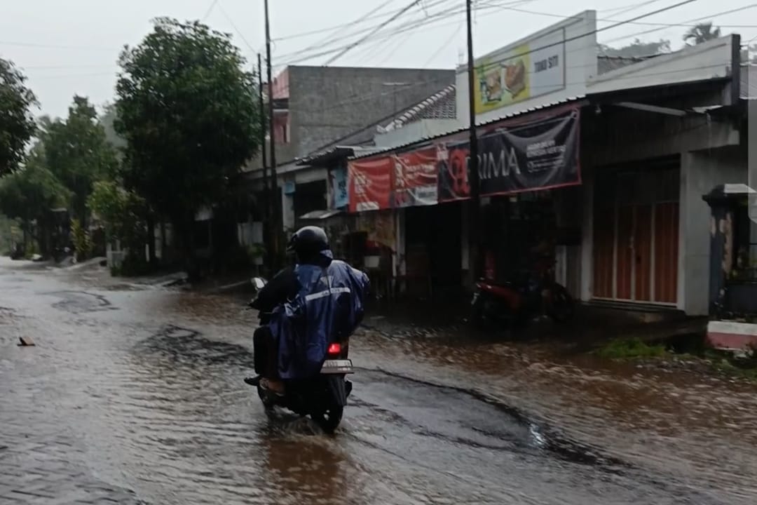 saluran-air-tersumbat-jalan-utama-lingkungan-krajan-tergenang-usai-diguyur-hujan-20251204