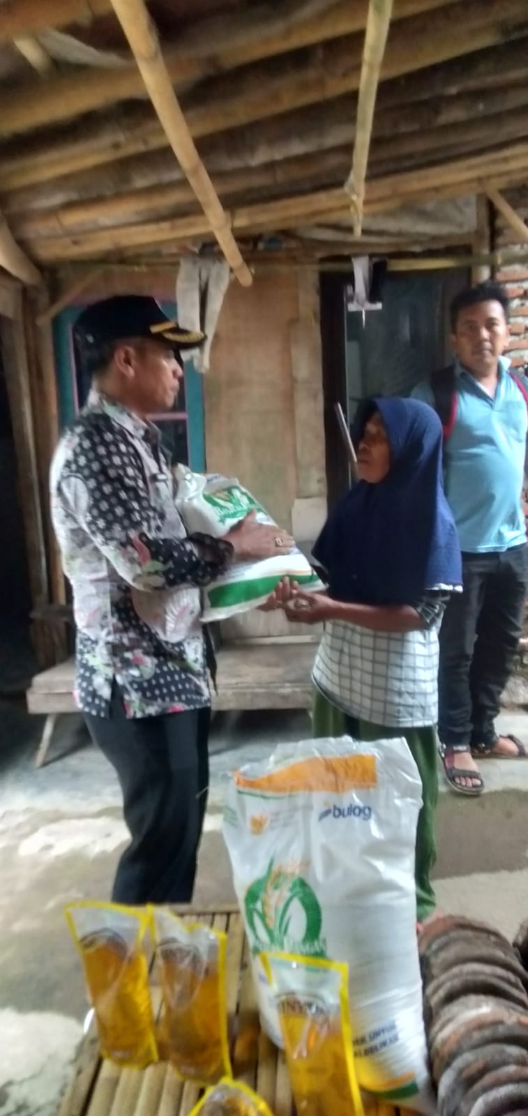 lurah-karangrejo-door-to-door-salurkan-bapang-dan-sosialisasikan-uhc-program-unggulan-gus-bupati-jember-20251204