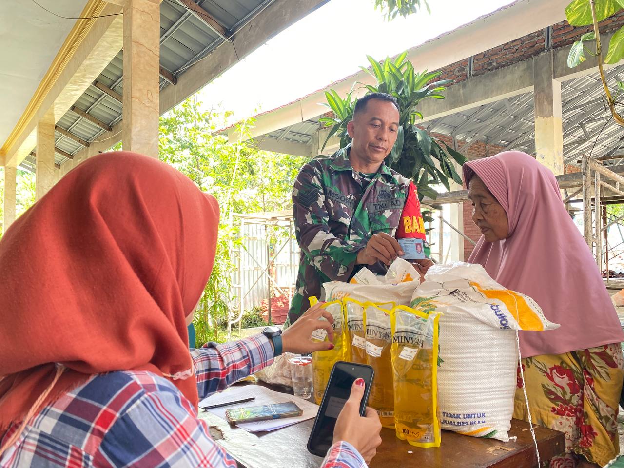 73-warga-kranjingan-terima-bantuan-pangan-pengganti-20251204