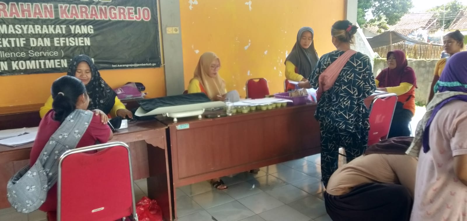 posyandu-dan-posbindu-catleya-86-rutin-digelar-di-pendopo-kelurahan-karangrejo-beberapa-balita-dan-bumil-dapat-pelayanan-kesehatan-gratis-20251208