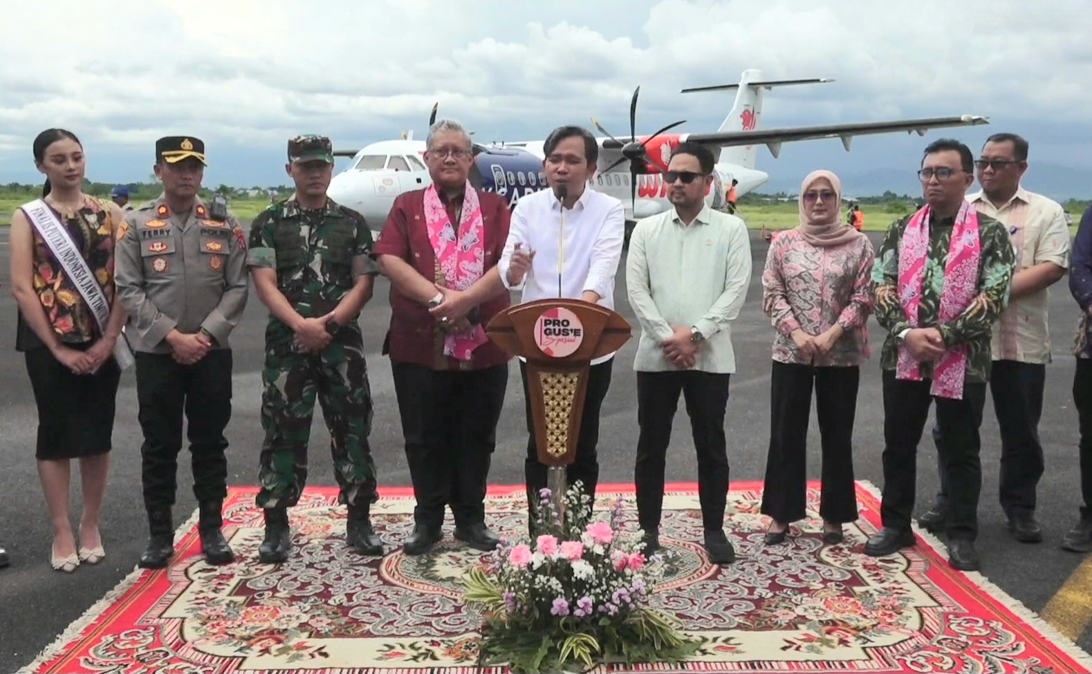 ukir-sejarah-gus-fawait-resmikan-rute-penerbangan-jember-denpasar-20251208