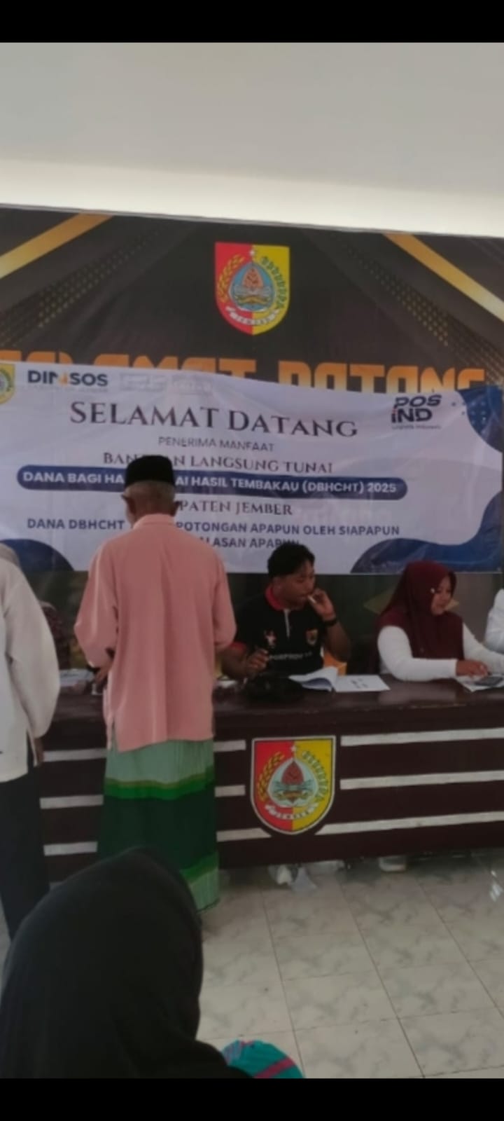 penyaluran-bantuan-langsung-tunai-dana-bagi-hasil-cukai-hasil-tembakau-di-kelurahan-banjarsengon-disambut-antusias-warga-20251207