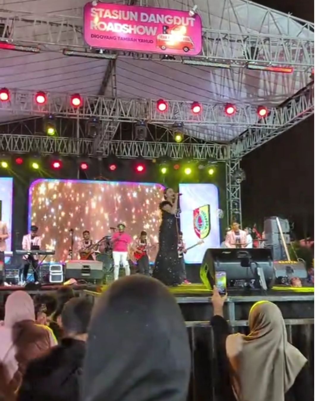 stasiun-dangdut-roadshow-jtv-jadi-magnet-hiburan-rakyat-di-alun-alun-jember-20251208