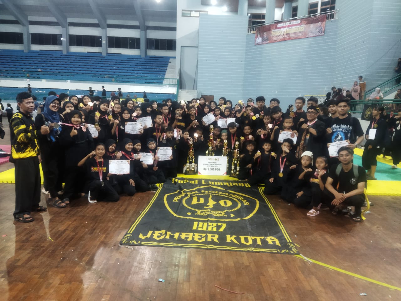 pencak-organisasi-jember-raih-juara-umum-di-kejurnas-iv-atlet-slawu-ikut-sumbang-prestasi-20251209