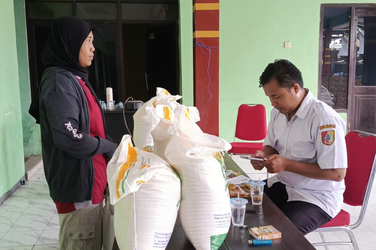 921-kpm-di-kelurahan-baratan-terima-bansos-beras-dan-minyak-penyaluran-2-hari-20251210
