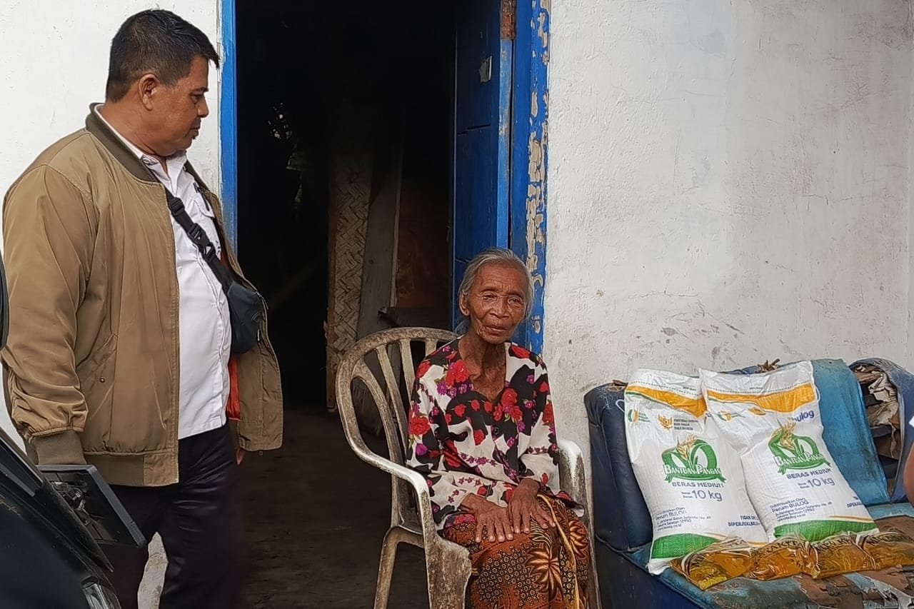 tak-bisa-hadir-ke-kantor-kelurahan-baratan-tiga-lansia-terima-bansos-langsung-di-rumah-20251211