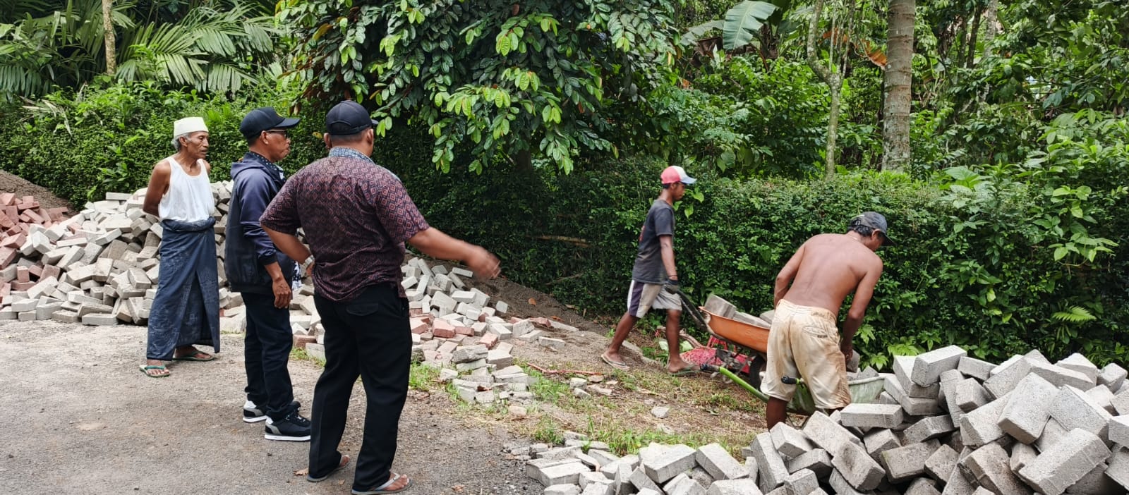 akses-jalan-lebih-nyaman-warga-rw-6-rw-7-sambut-gembira-pavingisasi-gg-salak-20251212