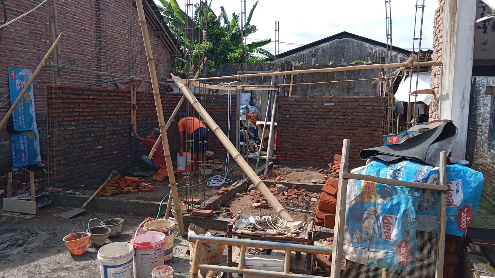 kelurahan-tegal-besar-pantau-progres-bantuan-pembangunan-rumah-dari-dprkpck-di-dua-wilayah-20251216