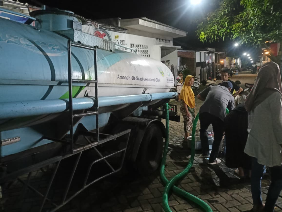 pdam-tirta-pandalungan-salurkan-bantuan-air-bersih-untuk-warga-villa-indah-tegal-besar-terdampak-banjir-20251217