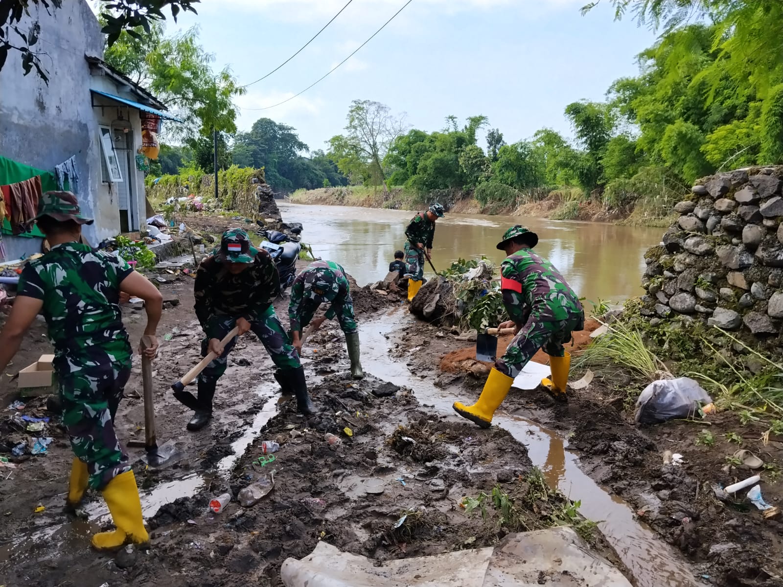 dua-hari-gotong-royong-pascabanjir-villa-indah-tegal-besar-mulai-pulih-20251217