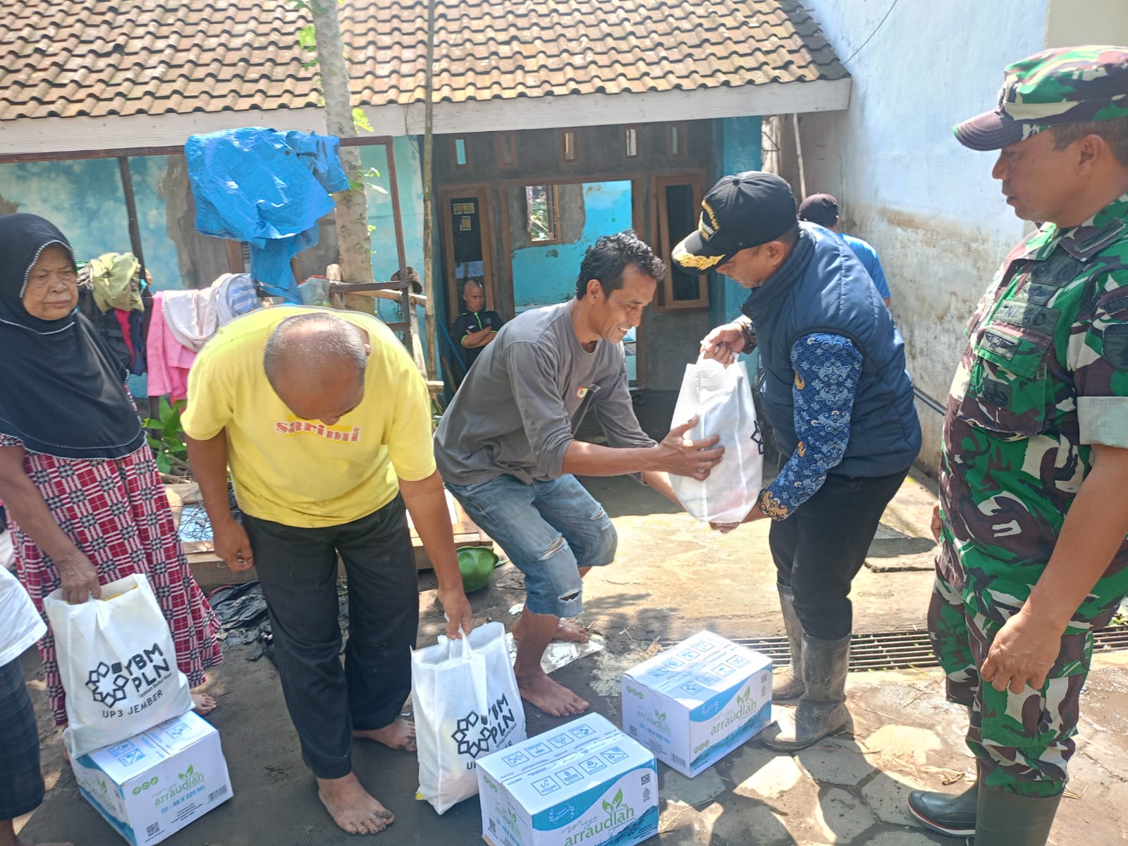 kelurahan-kepatihan-hari-kedua-pasca-banjir-warga-dan-aparat-bersatu-pulihkan-lingkungan-20251218