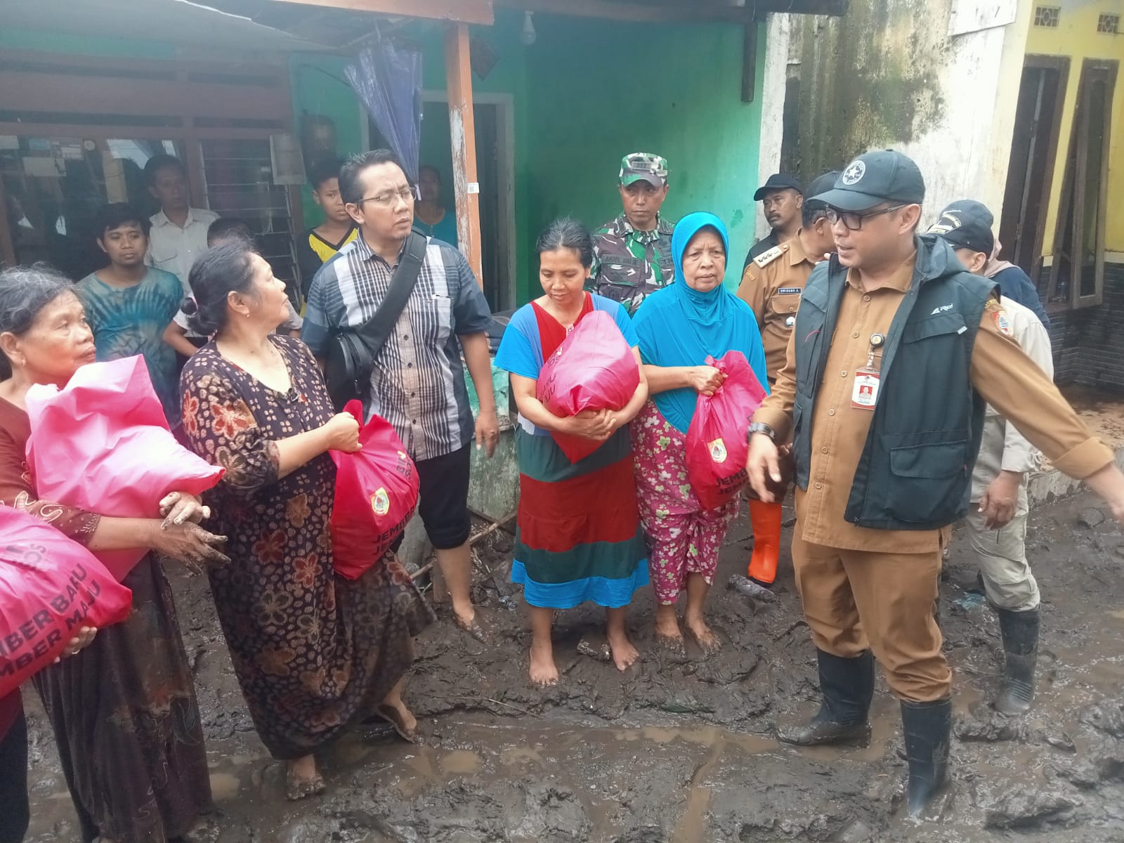 sekda-jember-turun-langsung-ke-lokasi-banjir-di-kelurahan-kepatihan-ajak-warga-bergotong-royong-atasi-dampak-luapan-sungai-bedadung-20251218