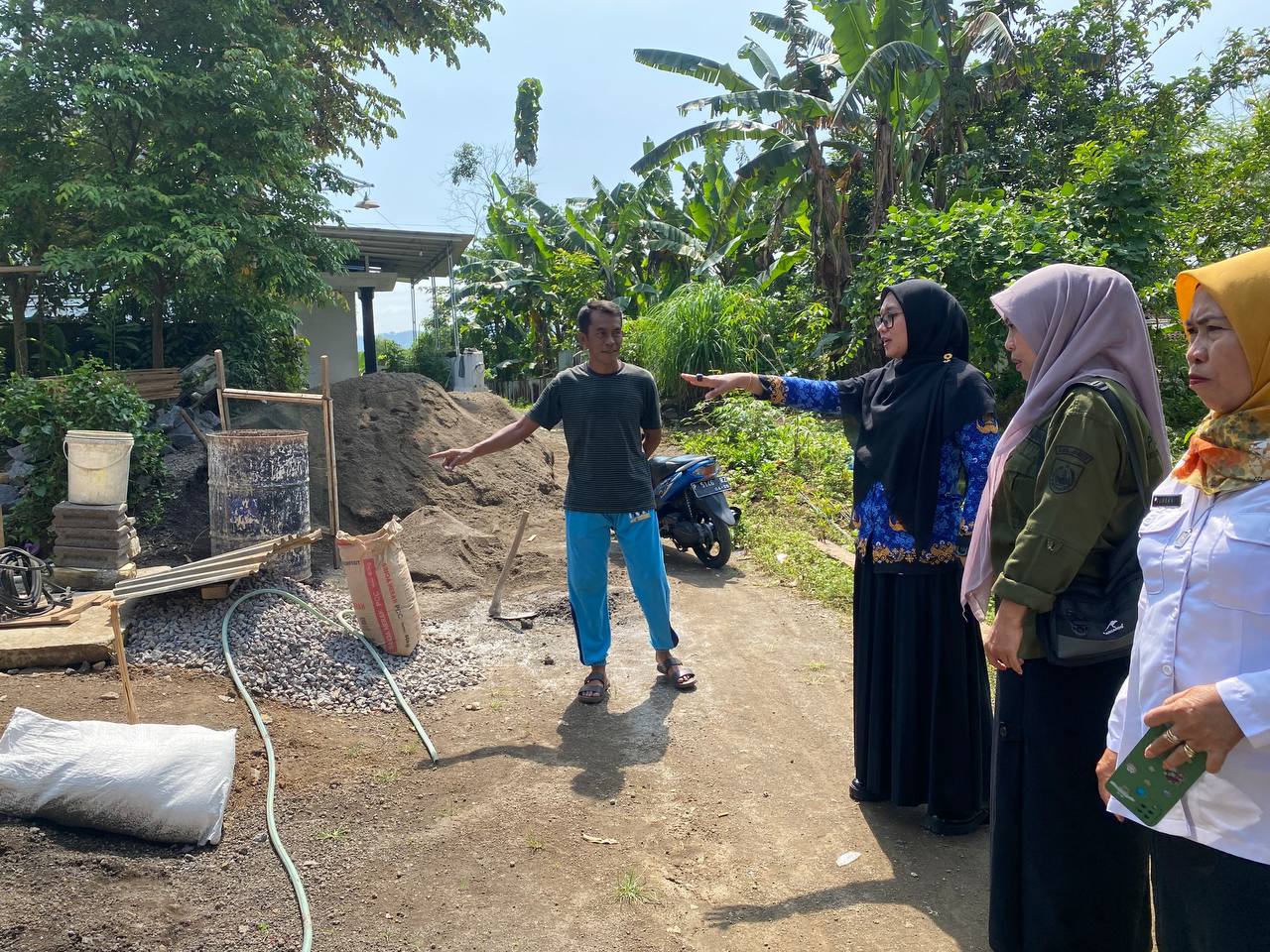 lurah-kranjingan-tinjau-progres-bedah-rumah-warga-penerima-manfaat-20251218