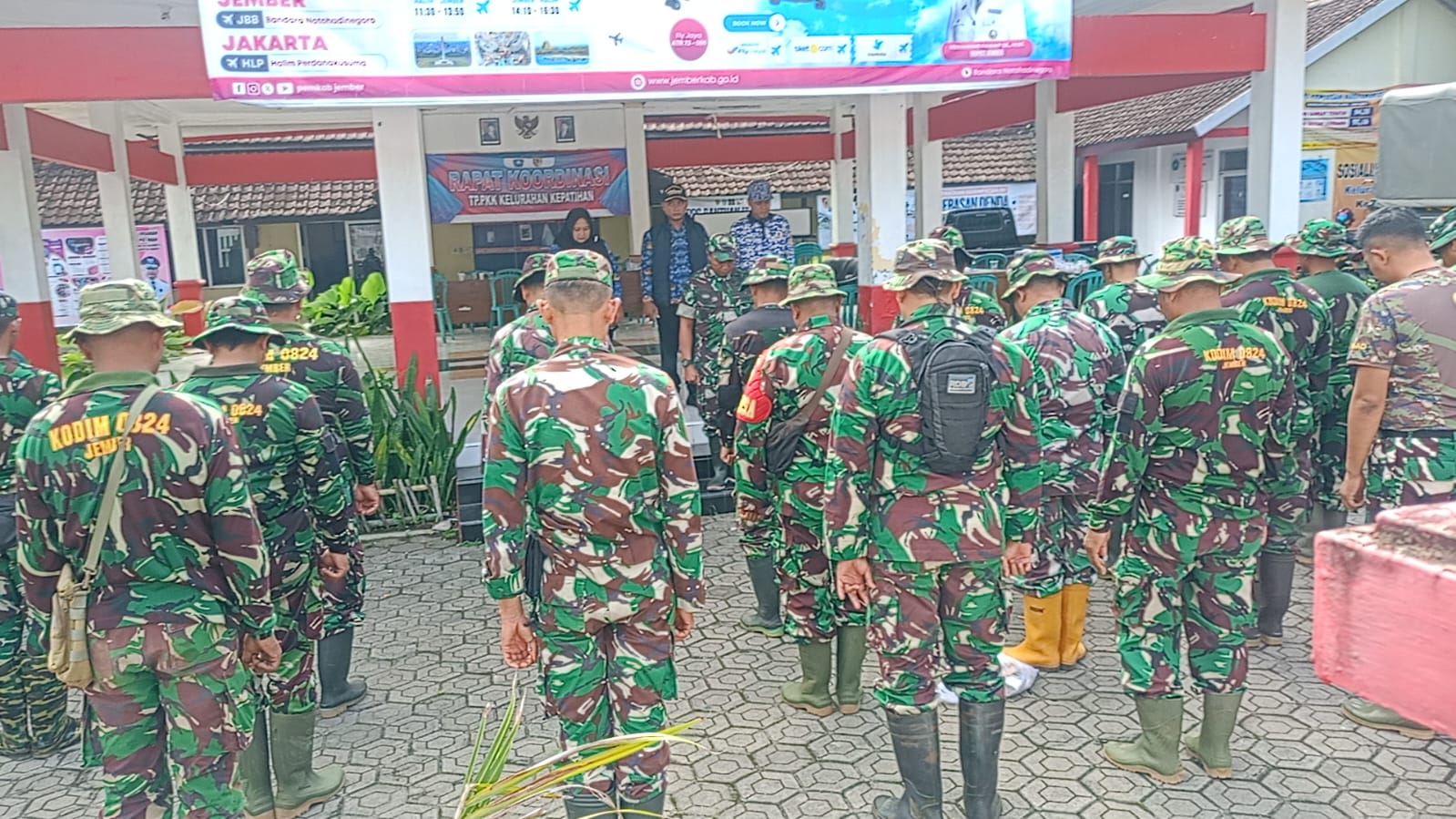 semangat-gotong-royong-tni-polri-percepat-pemulihan-pasca-banjir-di-kelurahan-kepatihan-20251218