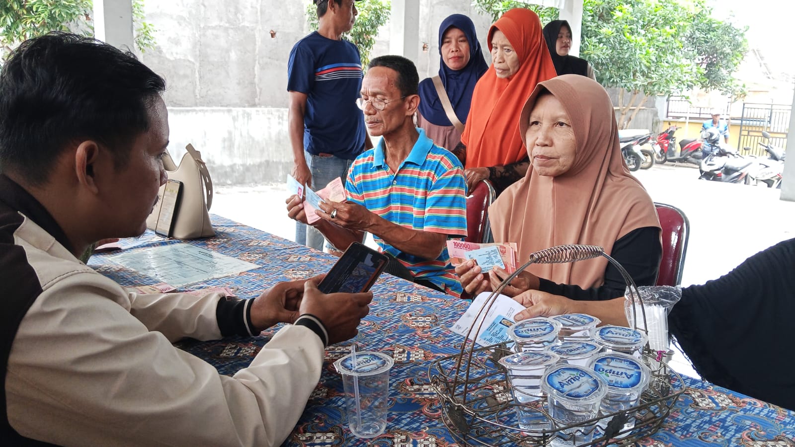 269-warga-karangrejo-terima-blt-kesra-tahap-2-penyaluran-langsung-di-pendopo-kelurahan-karangrejo-20251220