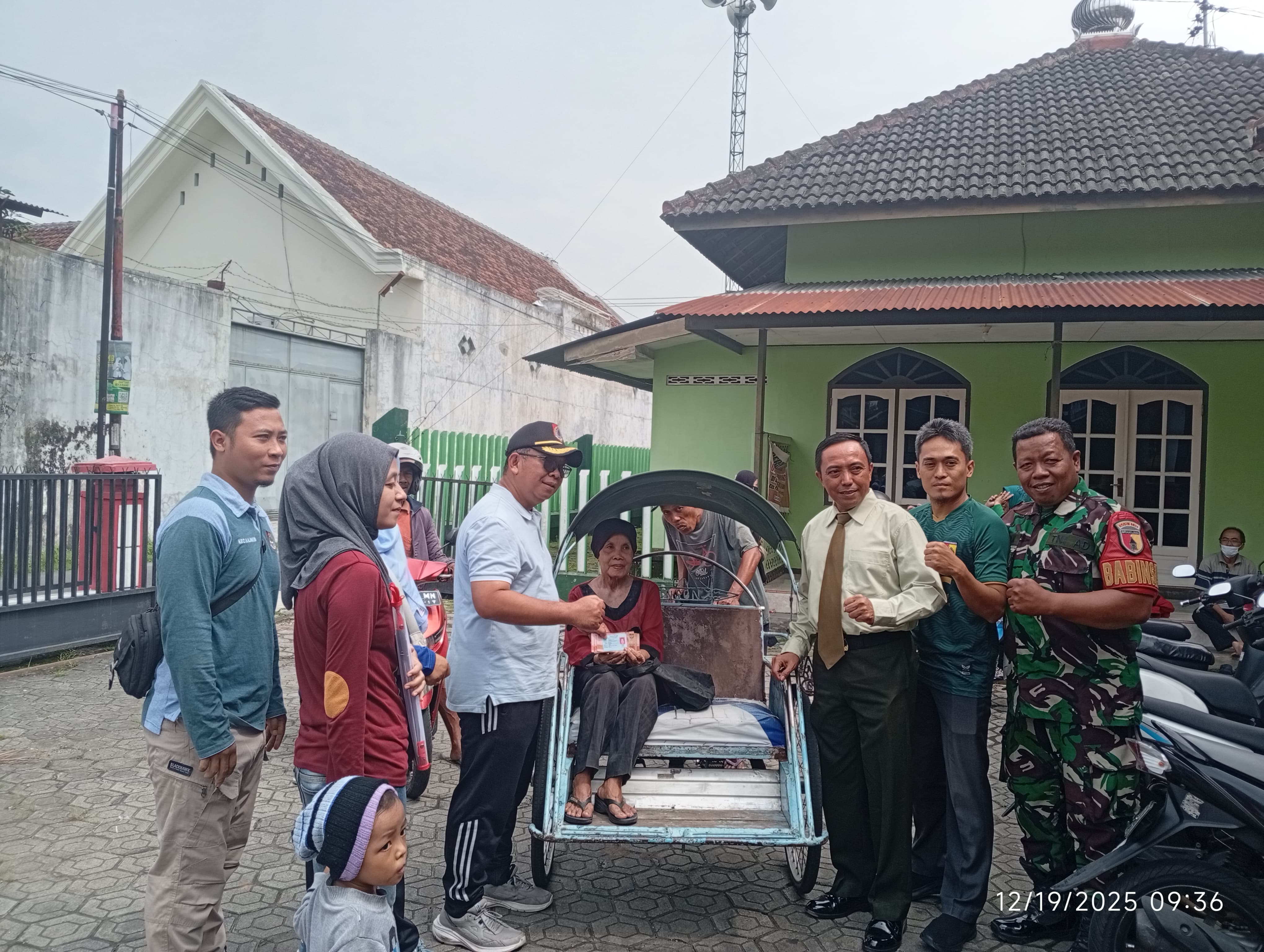 pembagian-blts-kesra-2025-di-kelurahan-kepatihan-berlangsung-lancar-444-warga-terima-bantuan-tunai-20251220