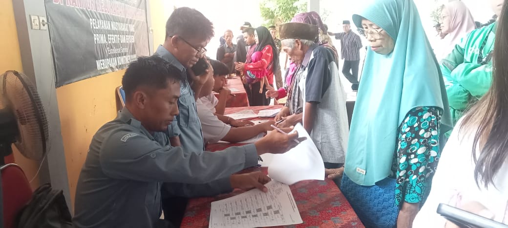 306-warga-karangrejo-antusias-cairkan-blt-kesra-tahap-akhir-20251230
