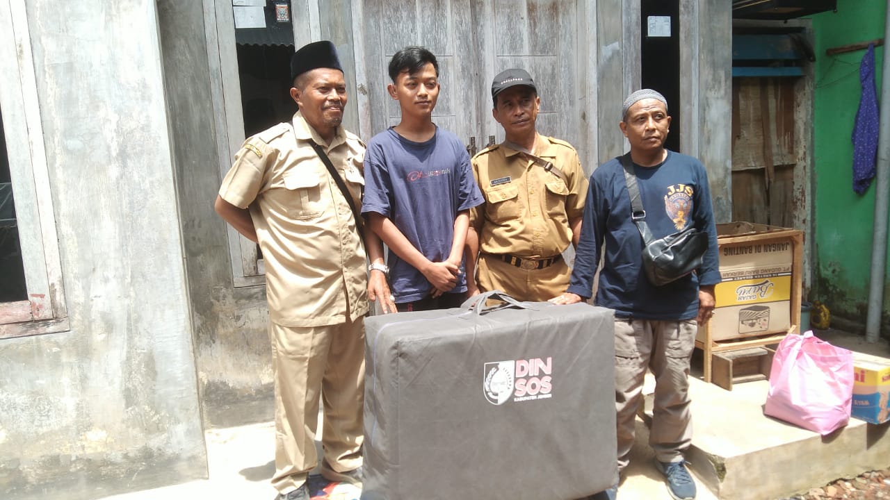 staf-kelurahan-slawu-dampingi-penyaluran-bantuan-sosial-dinsos-jember-warga-sampaikan-rasa-syukur-20251231