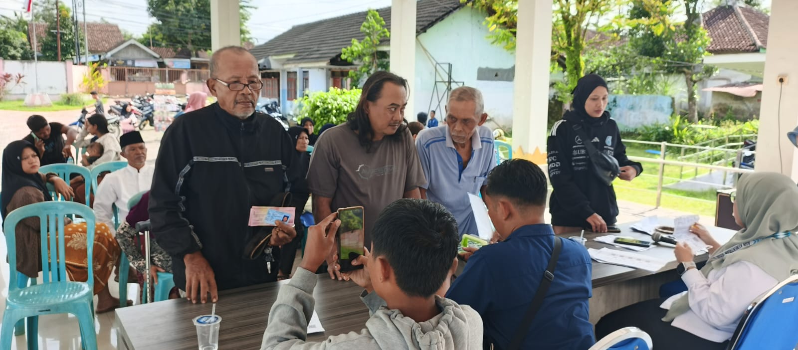 warga-sambut-dengan-rasa-syukur-penyaluran-blts-kesra-susulan-tahap-4-tahun-2025-20251231
