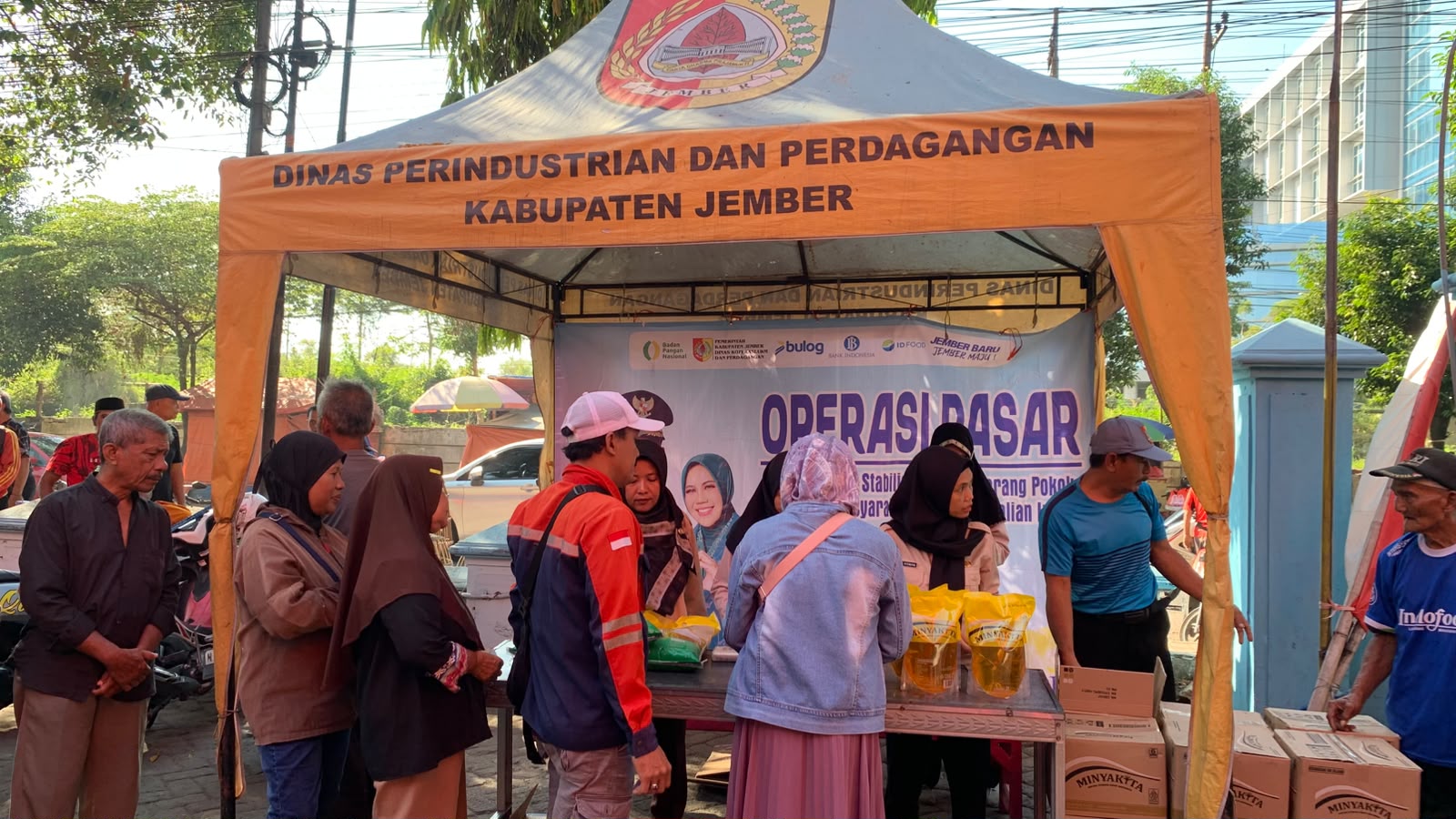diskopumdag-jalankan-kegiatan-rutin-operasi-pasar-jadi-pusat-perhatian-warga-tegal-besar-20260607