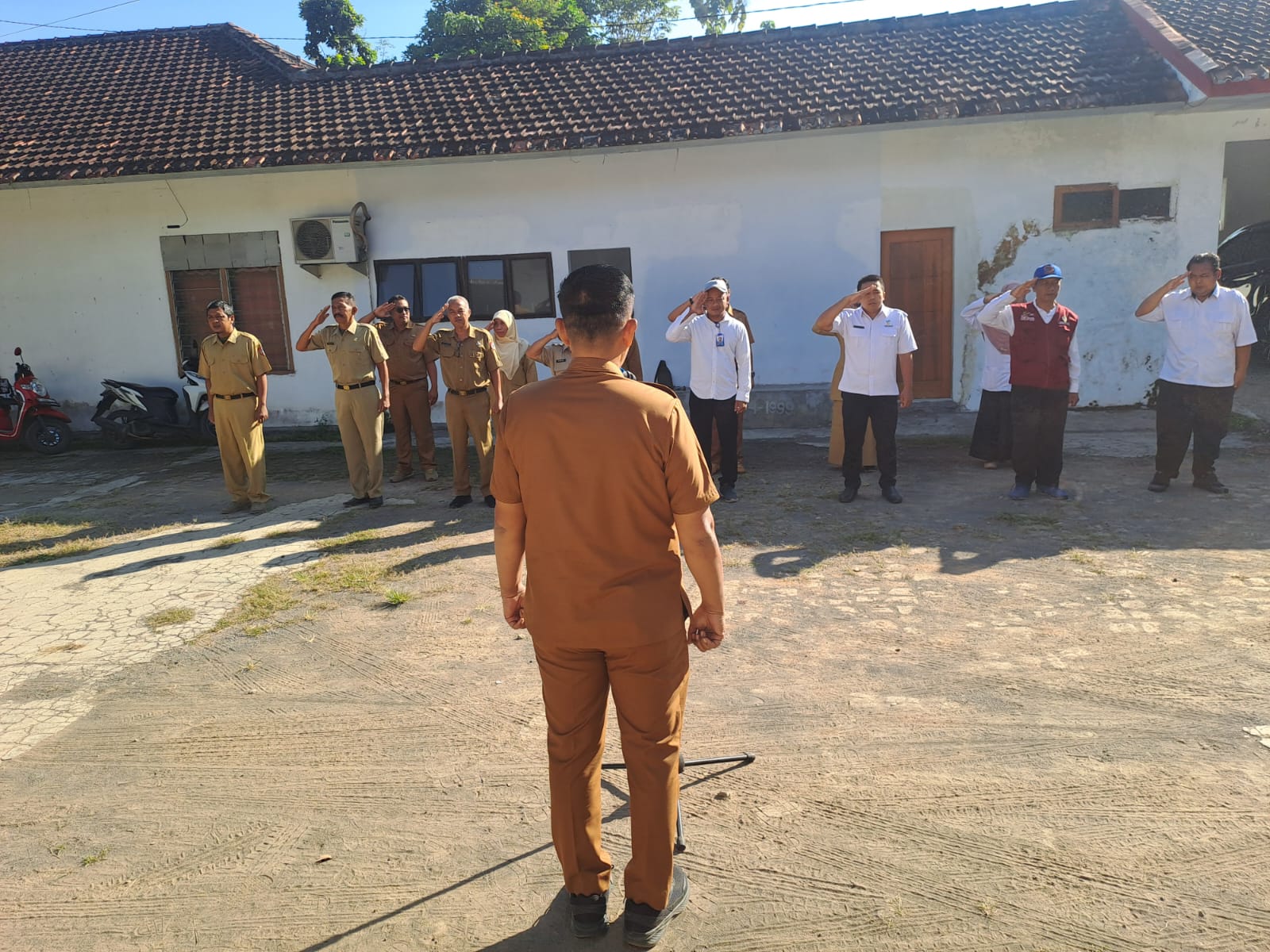 apel-pagi-kecamatan-ambulu-tekankan-pentingnya-kedisiplinan-aparatur-20260609
