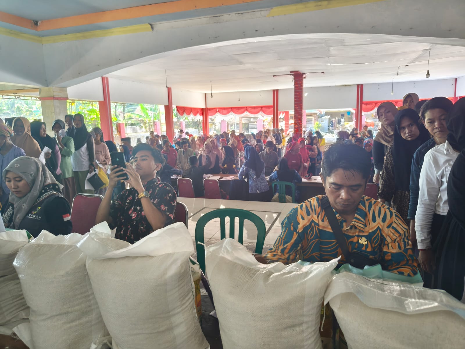 hadir-di-tengah-masyarakat-pemerintah-salurkan-bantuan-pangan-untuk-1840-warga-desa-sumberjambe-20260609