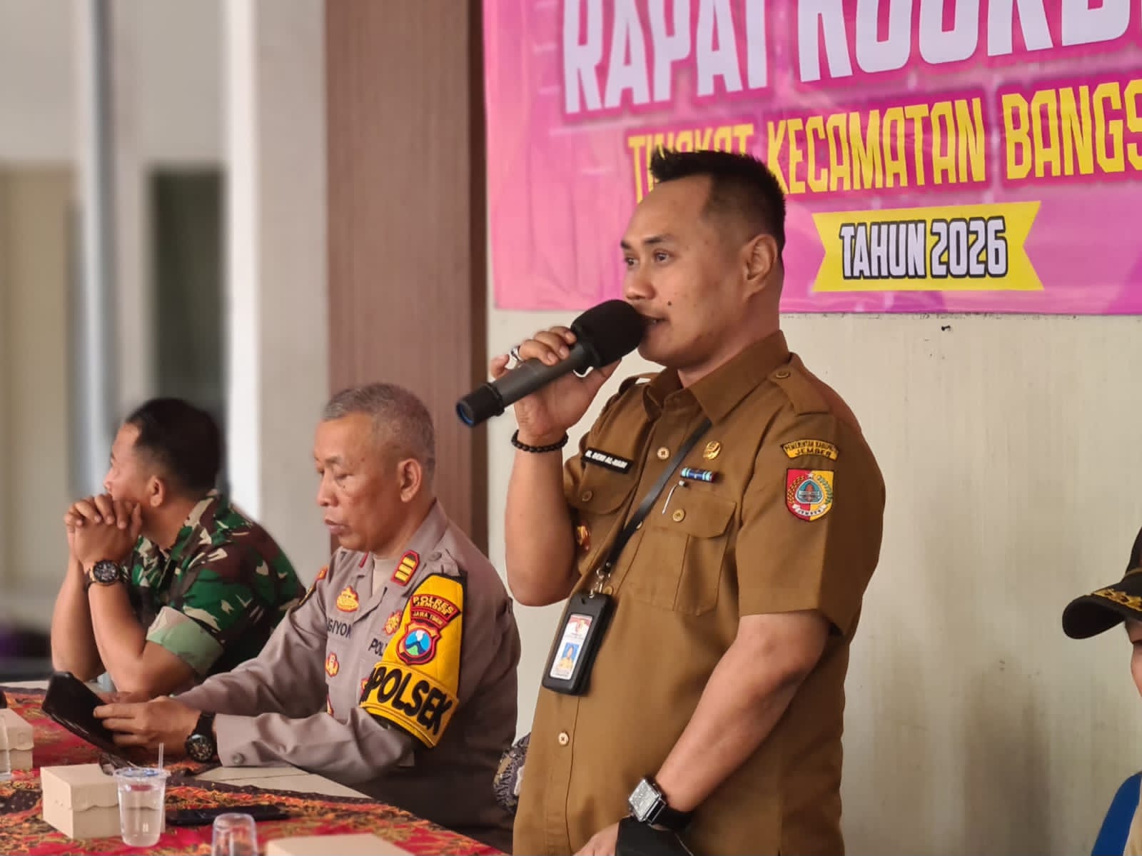 lepas-pisah-penuh-haru-kecamatan-bangsalsari-antar-purna-tugas-bambang-erwin-setiyono-20260610