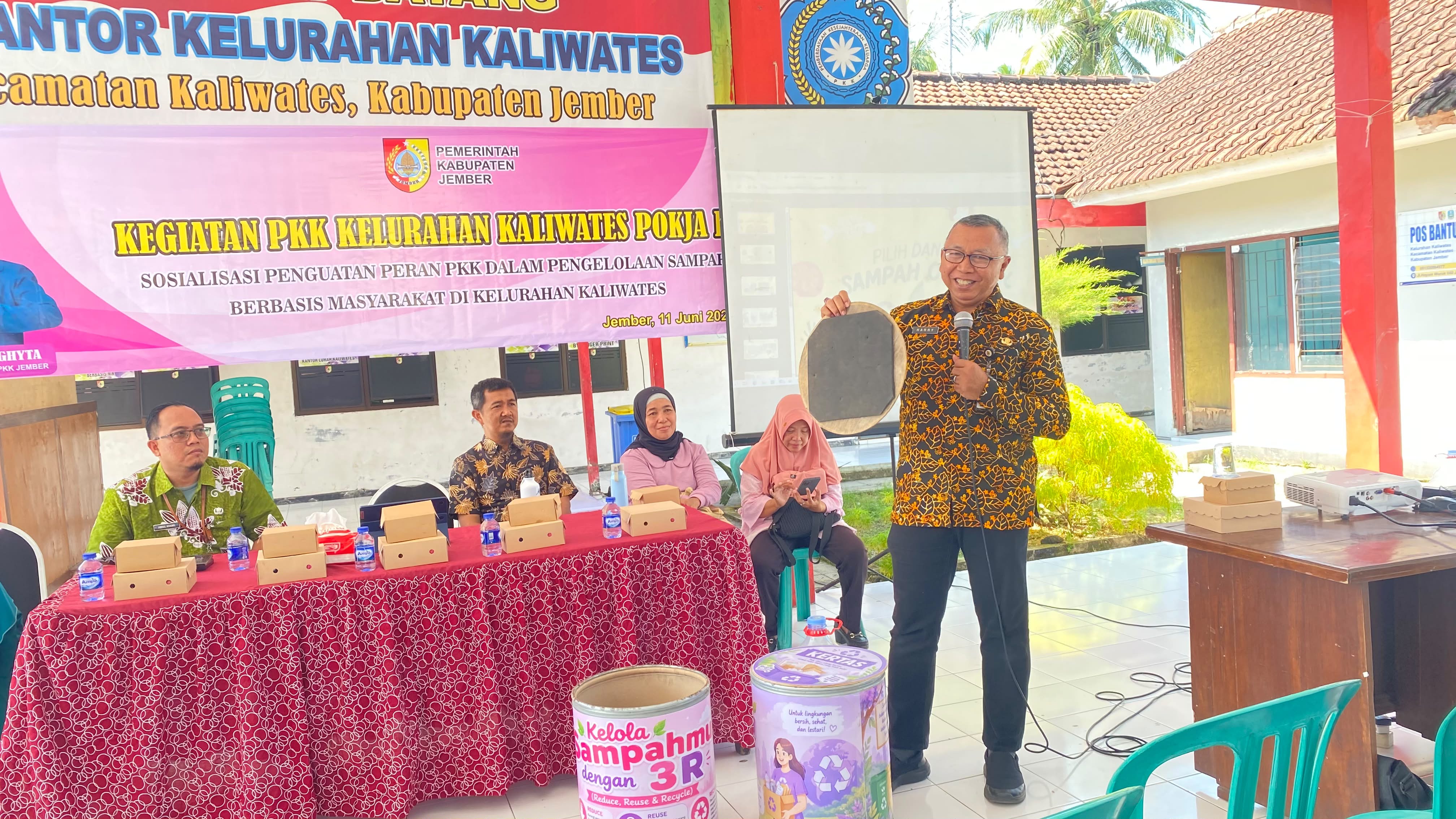 bawa-contoh-tempat-sampah-pilah-staf-ahli-pemkab-jember-edukasi-warga-kaliwates-kelola-limbah-dari-rumah-20260611