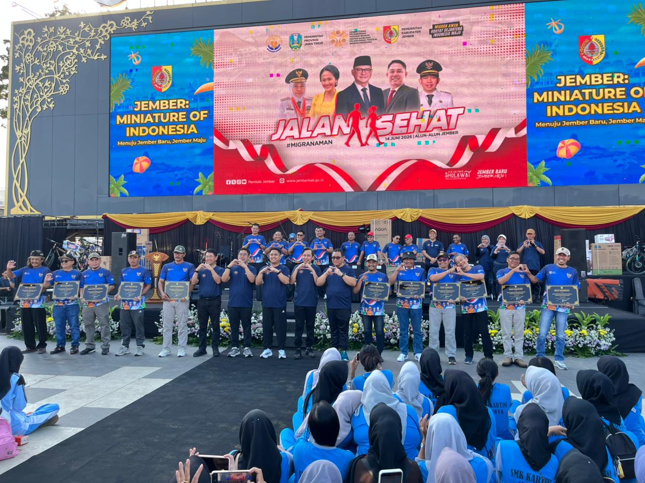 desa-wonoasri-raih-penghargaan-migran-emas-diserahkan-langsung-oleh-wakil-menteri-p2mi-di-alun-alun-jember-20260614