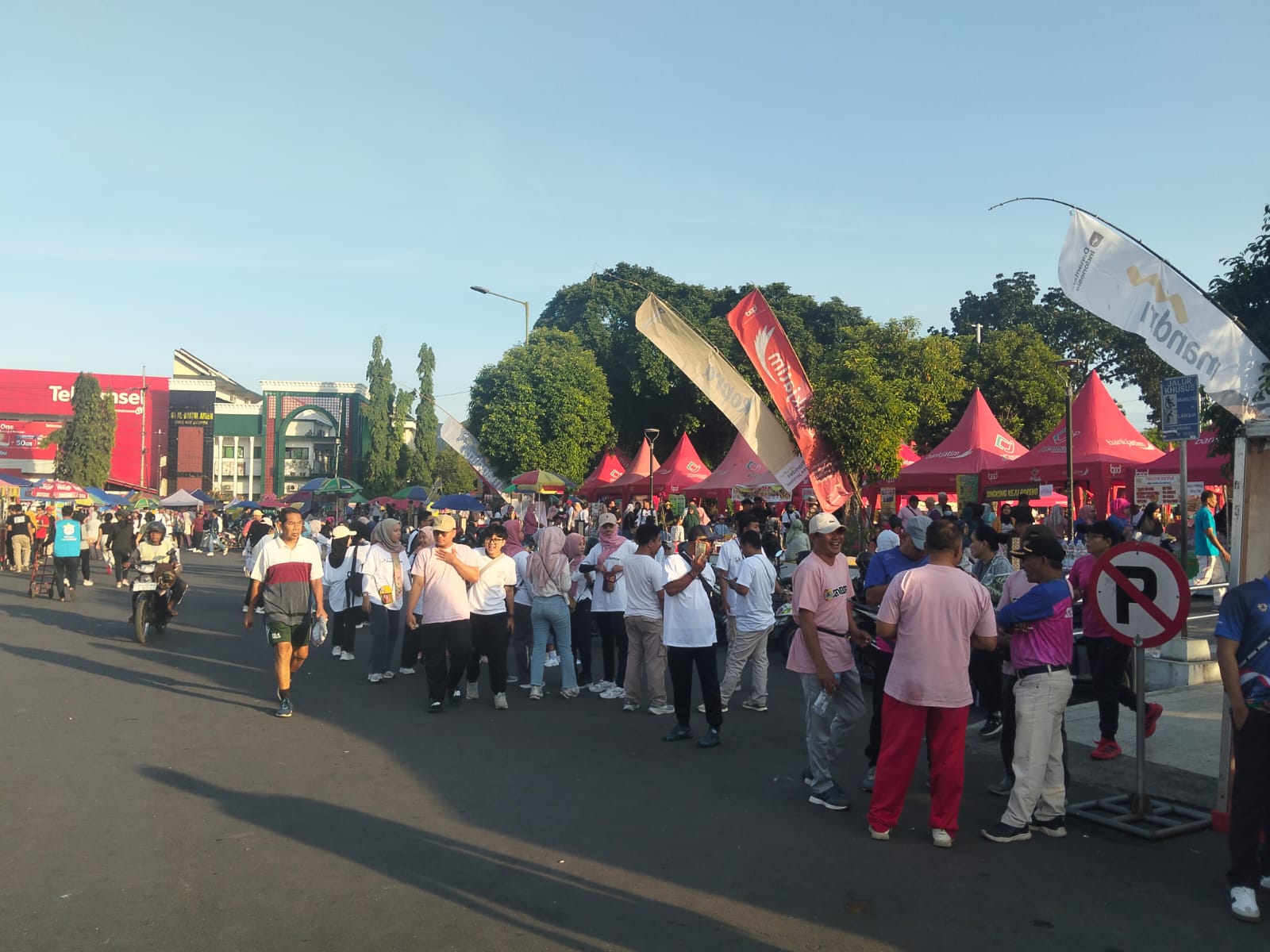 sinergi-massal-di-alun-alun-jember-camat-roni-herman-baza-sukses-mobilisasi-aparatur-dan-dongkrak-ekonomi-lokal-lewat-jalan-sehat-migran-aman-20260615