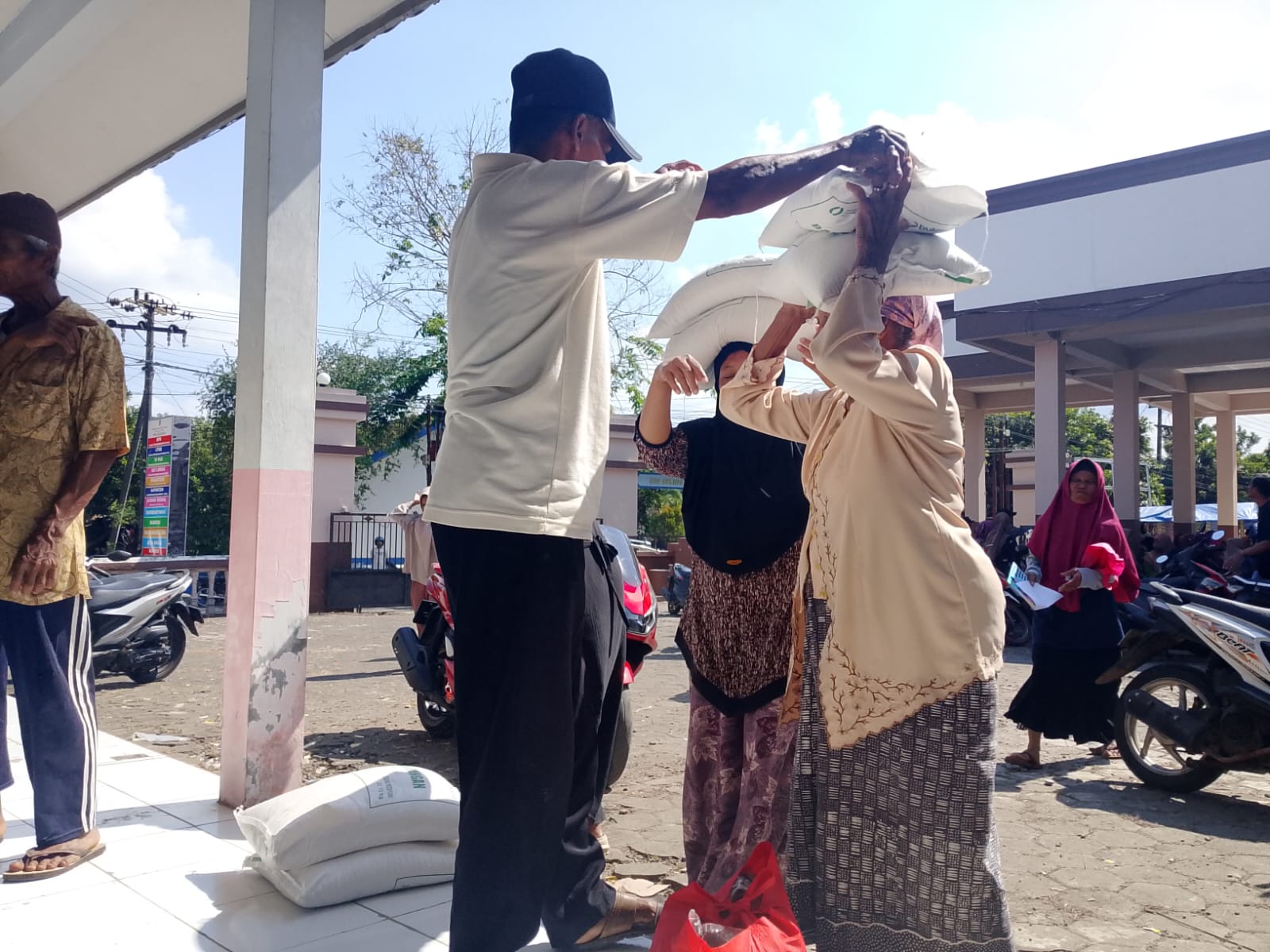 ribuan-warga-selodakan-semringah-bantuan-beras-dan-minyak-goreng-mulai-disalurkan-20260616