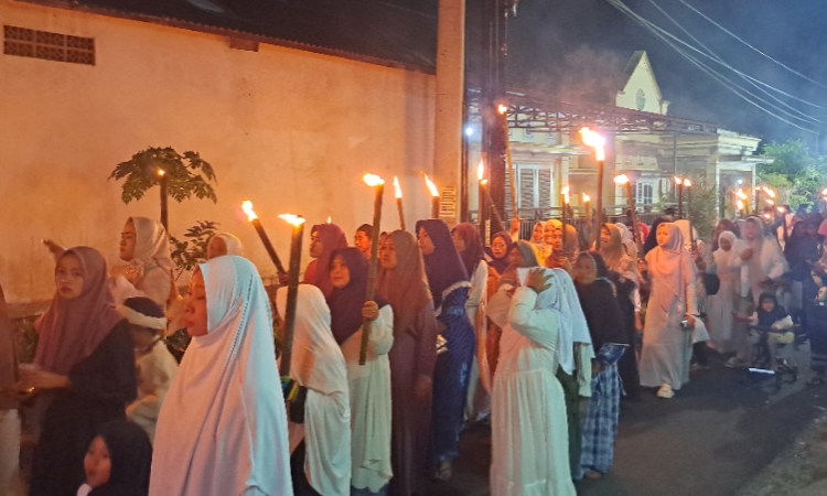 warga-apresiasi-pawai-obor-1-muharram-di-wirolegi-dinilai-perkuat-kekompakan-masyarakat-20260616